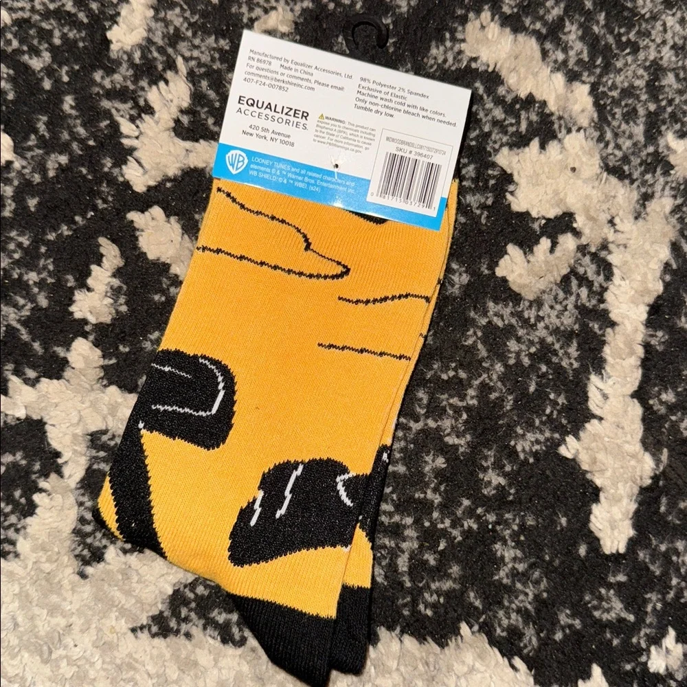 •WARNER BROS.•NWT LOONEY TUNES DAFFY DUCK SOCKS— BLACK AND GOLD YELLOW SIZE 9-13